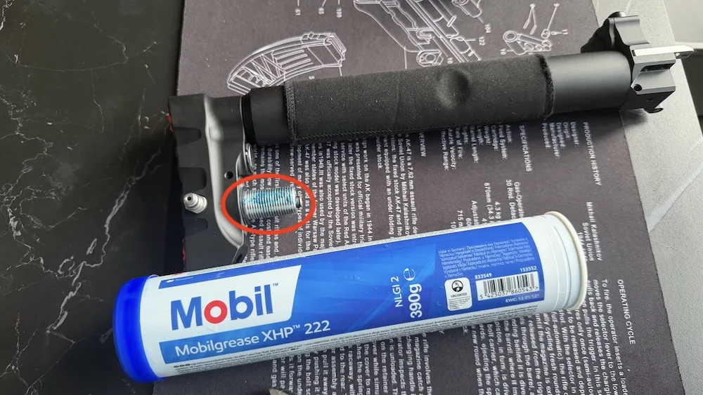 Смазка Mobil нанесена сектором на одну сторону резьбы резервуара