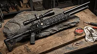 Jager SP Карабин тактика на деревянном верстаке рядом с инструментом