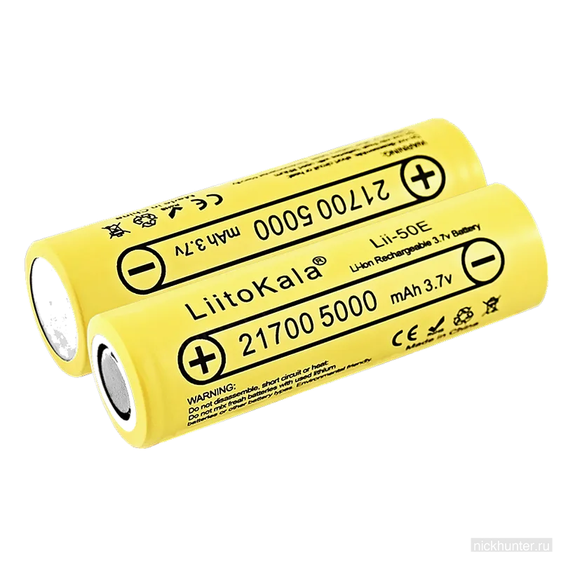 Два аккумулятора LiitoKala 21700 по диагонали кадра, полярность подписана