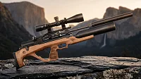 Jager SP Bullpup 6.35 мм с колбой на скале, горный пейзаж на фоне