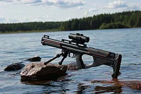 EDgun Fenix в компоновке булл-пап на камне у воды, вид справа