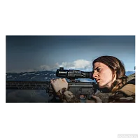 Стрелок целится через Pard Ocelot 640 Zoom, установленный на винтовку
