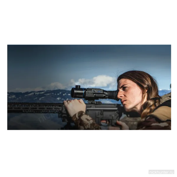 Стрелок целится через Pard Ocelot 640 Zoom, установленный на винтовку
