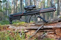 EDgun Fenix 500 мм в лесу: приклад и рукоятка крупным планом